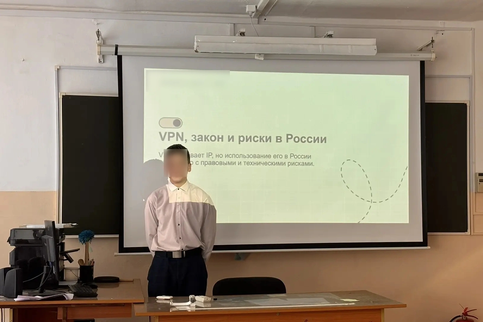 В школах разных регионов России начали массово проводить уроки и беседы о рисках использования VPN‑сервисов, утечке персональных данных и юридической ответственности за действия в интернете.