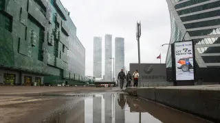 Большинство российских работодателей заморозили расширение штата до конца года из‑за снижения спроса на продукцию и услуги, а дефицит кадров снижается впервые за два года.