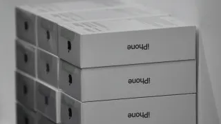 Крупные российские продавцы электроники накопили избыточные запасы дорогих смартфонов Apple и Samsung и теперь распродают их со значительными скидками на фоне падения спроса и снижения покупательской способности.