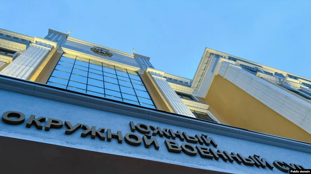 Южный окружной военный суд назначил трём обвиняемым по делу о несостоявшемся поджоге военкоматов в Ростове-на-Дону сроки от восьми до десяти лет строгого режима, первые три года — в тюрьме.