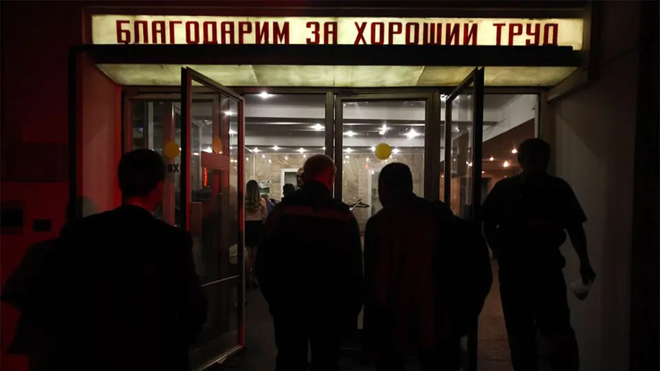 Число работников бюджетной сферы, рекомендованных к увольнению, превысило 105 тысяч человек; сокращения затронут в первую очередь крупные регионы и связаны с дефицитом федерального и региональных бюджетов, а также курсом на повышение «эффективности» и цифровизацию.