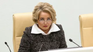 Спикер Совета Федерации Валентина Матвиенко назвала «обезлюживание территорий» стратегической угрозой и призвала россиян переезжать из мегаполисов в собственные дома, заводить большие семьи и массово сажать цветы во дворах на фоне рекордного падения рождаемости.