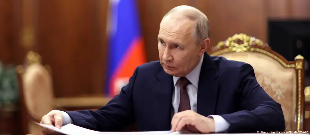 Президент России подписал закон, который освобождает власти от проверки сделок чиновников и членов их семей, совершённых до поступления на госслужбу или заключения брака, а также меняет порядок декларирования доходов.