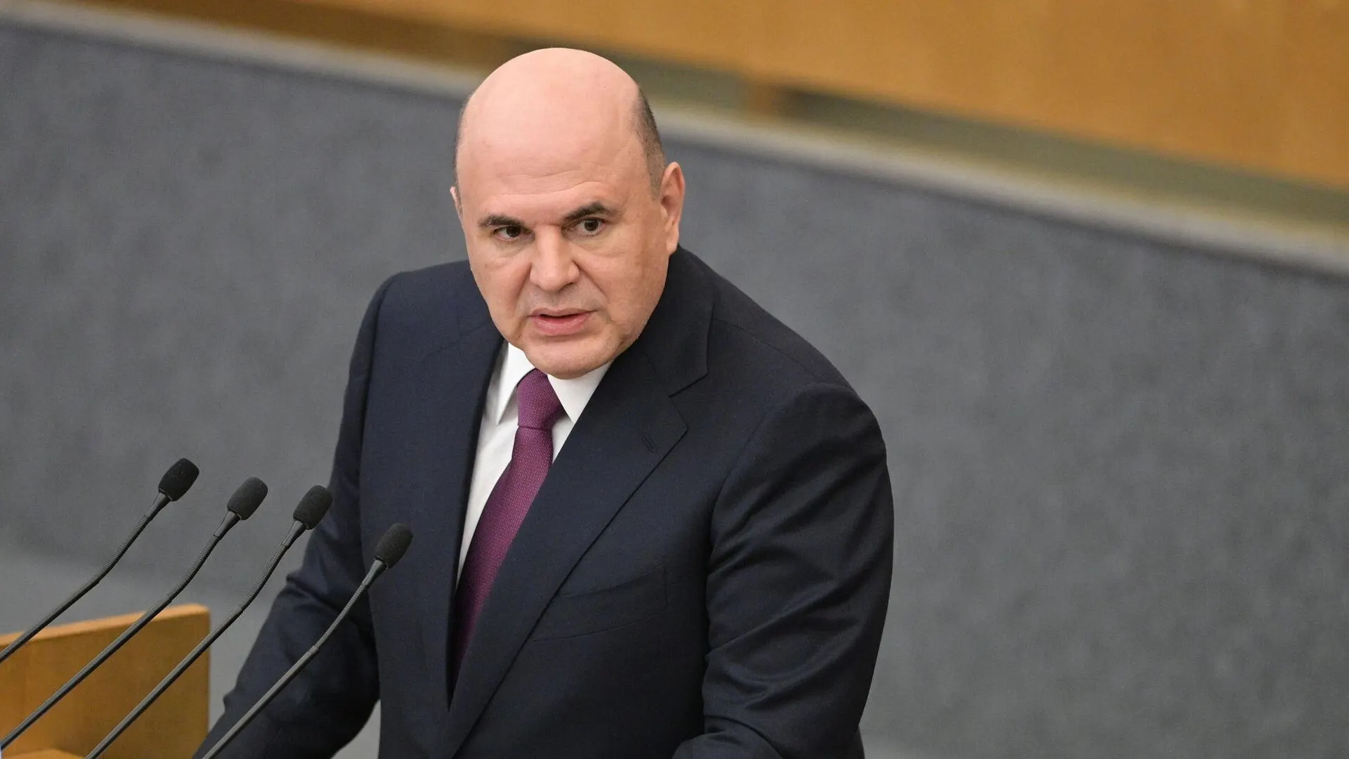 Ассоциация компаний электронной торговли поддержала поэтапное введение НДС на импортные товары и предупредила, что резкое ужесточение налогообложения может отбить покупателей у легальных маркетплейсов и ударить по выручке российских продавцов.