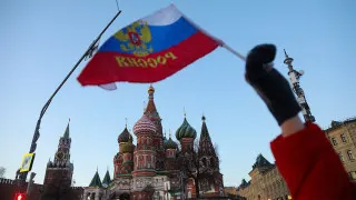 Объем просроченной дебиторской задолженности российских компаний перед поставщиками и контрагентами превысил 8,2 трлн рублей, что соответствует почти 4% ВВП. Экономисты связывают рост неплатежей с повышением налогов, сокращением бюджетных расходов и падением спроса.