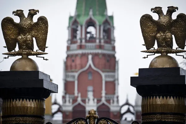 В ряде фильмов на российских стрим‑платформах в начале показа стали появляться уведомления о том, что из картин удалены или скрыты сцены в соответствии с действующим законодательством; эксперты и представители платформ комментируют практику и возможные последствия.