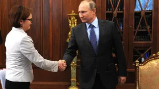 С начала 2026 года Банк России реализовал на внутреннем рынке более 21 тонны золота, чтобы профинансировать растущий дефицит бюджета на фоне низких нефтегазовых доходов и увеличения госрасходов. Аналитики отмечают, что продажи золота из резервов стали распространённой практикой среди центробанков развивающихся стран.