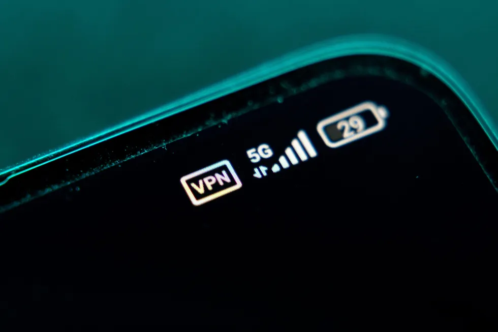 Профильная ассоциация разработчиков заявила, что блокировки VPN привели к системным сбоям в Рунете, осложнили работу ИТ‑компаний и усилили отток специалистов, и предложила публично смягчить ограничения и выработать новую политику совместно с ИТ‑сообществом.