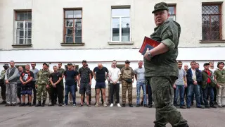 Министерство обороны подготовило поправки, позволяющие проводить проверку военнослужащих на алкогольное опьянение непосредственно в воинских частях с помощью спецсредств, без обязательной доставки в медучреждения.