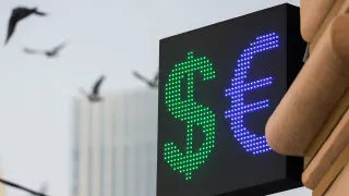 Официальный курс доллара опустился до минимальных уровней с февраля 2023 года. Укреплению рубля способствуют высокие нефтяные цены, рост экспортной выручки и приостановка бюджетного правила, однако власти уже обсуждают возвращение к валютным интервенциям.