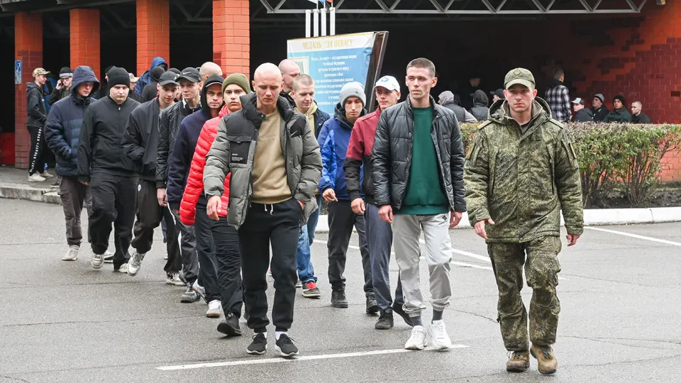 Молодому человеку, получившему электронную повестку на медосвидетельствование, в электронном реестре появился запрет на выезд: попытки уехать через Беларусь и Минск завершились устными отказами пограничников. Правозащитники советуют как можно раньше обжаловать такие запреты и при необходимости обращаться в суд.