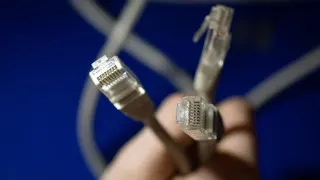 Ассоциация российских IT-компаний предложила властям создать специальный орган для выработки более взвешенной политики интернет-блокировок и предупредила о рисках тотальной борьбы с VPN для инфраструктуры Рунета и отечественных разработчиков.