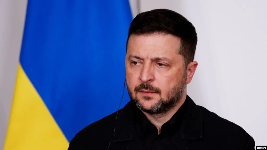 Президент Украины заявил, что кратковременное прекращение огня на время праздника может служить для обеспечения парада в Москве, хотя он поддерживает инициативы, направленные на защиту гражданских и обмен пленными.