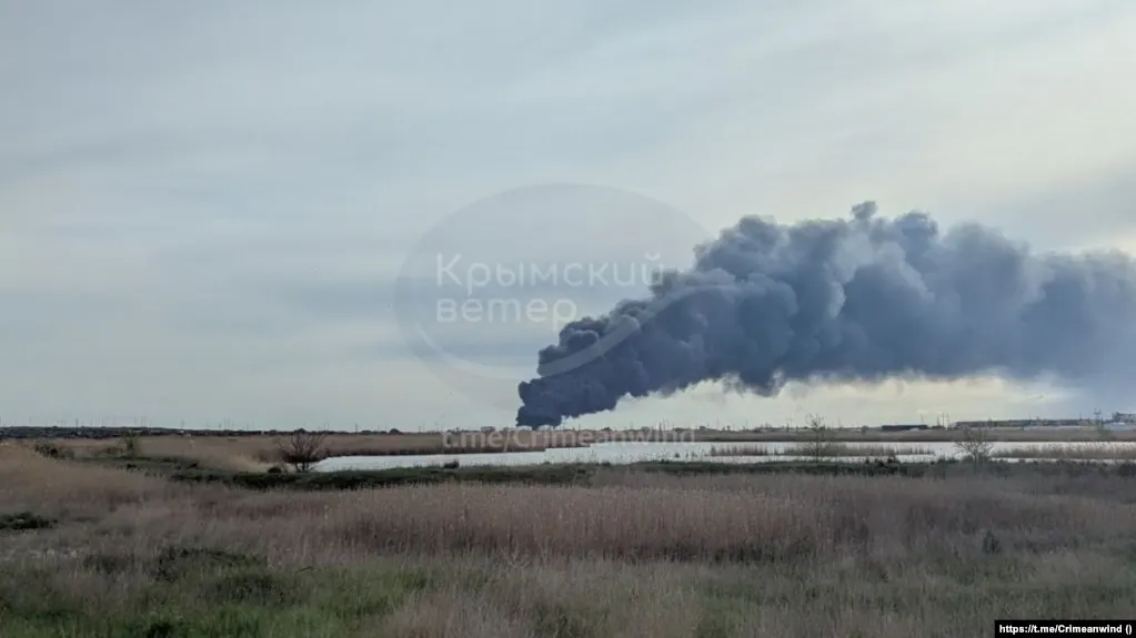В ночь на 23 апреля в Самарской и Нижегородской областях, аннексированном Крыму и Краснодарском крае зафиксированы атаки беспилотников по промышленным и энергетическим объектам; есть погибший и раненые, горят нефтеперерабатывающие и нефтеперекачивающие мощности.