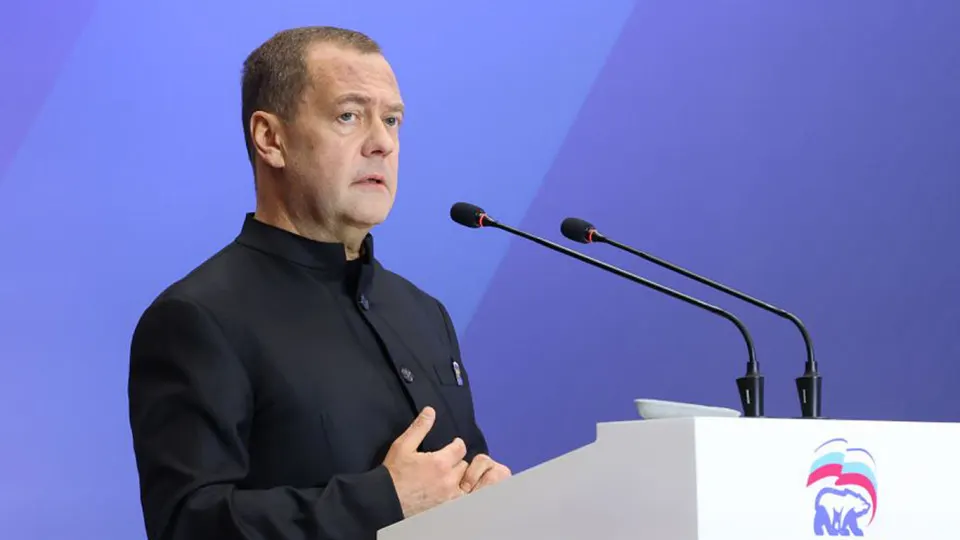 Заместитель главы Совета безопасности заявил о реальной возможности ядерной катастрофы и подчеркнул необходимость готовности; на этом фоне истёк срок СНВ‑III, США не стали продлевать договор и объявили о коррекции своей ядерной политики.