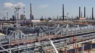 Из-за атак беспилотников приостановлена переработка нефти на Новокуйбышевском, Туапсинском, Саратовском и ряде других крупных НПЗ, что уже отражается на поставках топлива и биржевой торговле.
