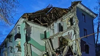 В Сызрани беспилотник попал в многоэтажный дом, частично обрушился подъезд, из-под завалов спасены 11 человек, среди них двое детей; атака дронов по российским регионам продолжалась всю ночь.