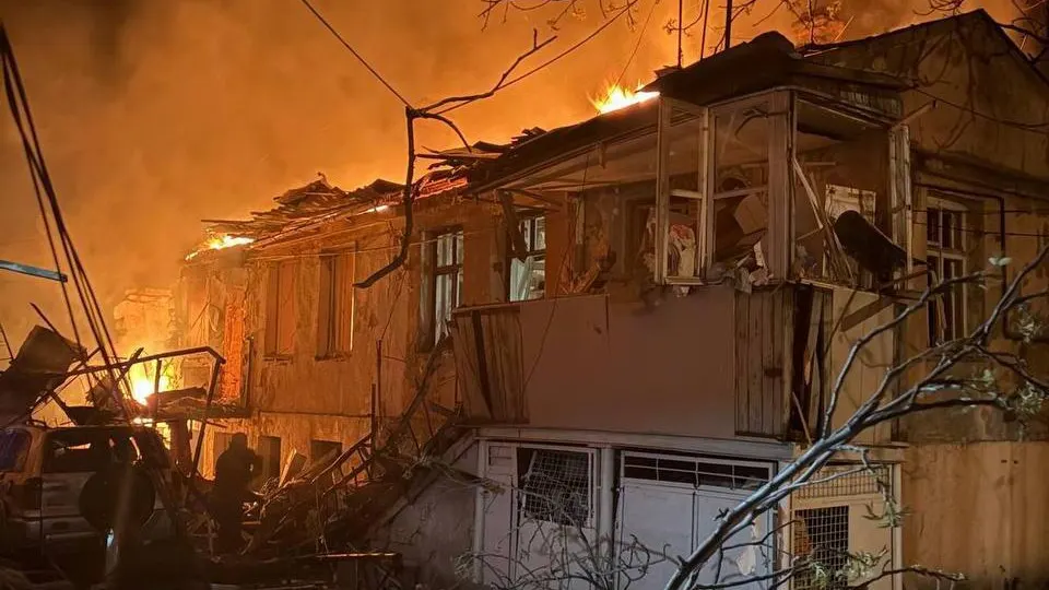 В ночь на 24 апреля российские беспилотники нанесли массированный удар по Одессе: повреждены жилые дома, погибли по меньшей мере два человека, десятки пострадали. Атаки по городам Украины с применением дронов и ракет продолжаются на фоне затяжного конфликта.