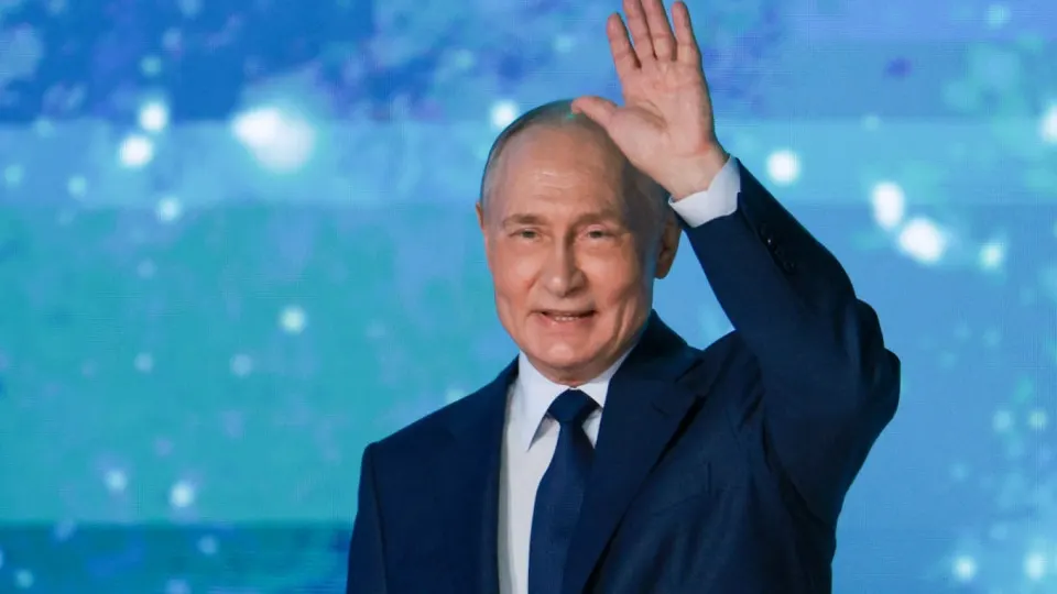 Президент заявил, что даже при ограничениях мобильного интернета россиянам должны оставаться доступны госуслуги, платёжные системы и сервисы записи к врачу, и поручил ведомствам отладить такие механизмы.