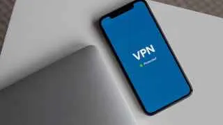 Участники рынка VPN предупреждают: в ближайшие дни оплата таких сервисов с российских банковских карт может стать недоступной, а зачистка серверов — главным инструментом давления на отрасль.