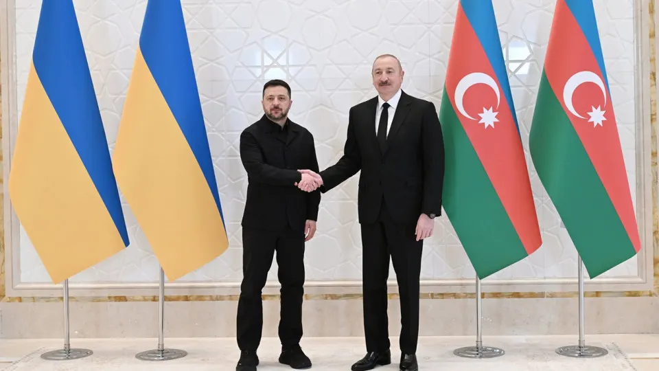 Президенты Украины и Азербайджана на встрече в Габале подтвердили взаимную поддержку территориальной целостности, договорились развивать оборонно-промышленное сотрудничество и обсудили возможность новых трехсторонних переговоров по урегулированию конфликта.