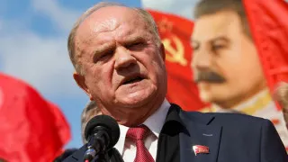 Лидер КПРФ Геннадий Зюганов на заседании Госдумы заявил о возможном повторении событий 1917 года из‑за тяжелого состояния экономики и пожаловался, что Кремль не слышит предложения коммунистов, но отреагировал на видеообращение блогера Виктории Бони к Владимиру Путину.
