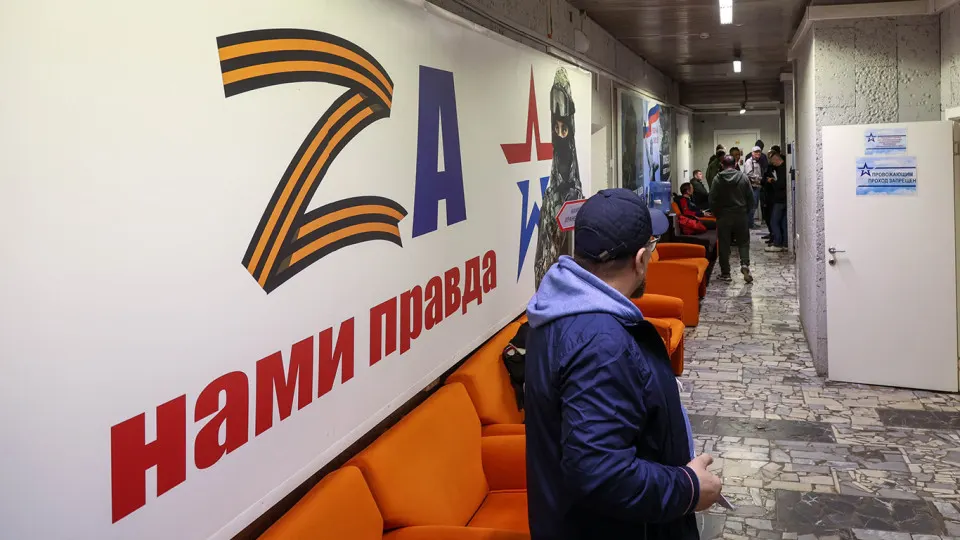 Губернатор подписал указ, по которому часть компенсаций и приоритетных выплат теперь положены только самим участникам СВО; параллельно регион повышает единовременные поощрения за подписание контракта, несмотря на дефицит бюджета. Похожие сокращения вводят и другие субъекты.
