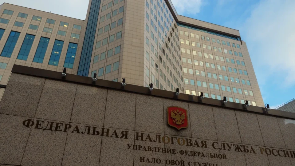Налоговые органы активизируют проверки и доначисления НДС в случаях перерегистрации бизнеса, которую используют для сохранения льгот. Это связано с изменением порогов по НДС и растущим дефицитом бюджета.