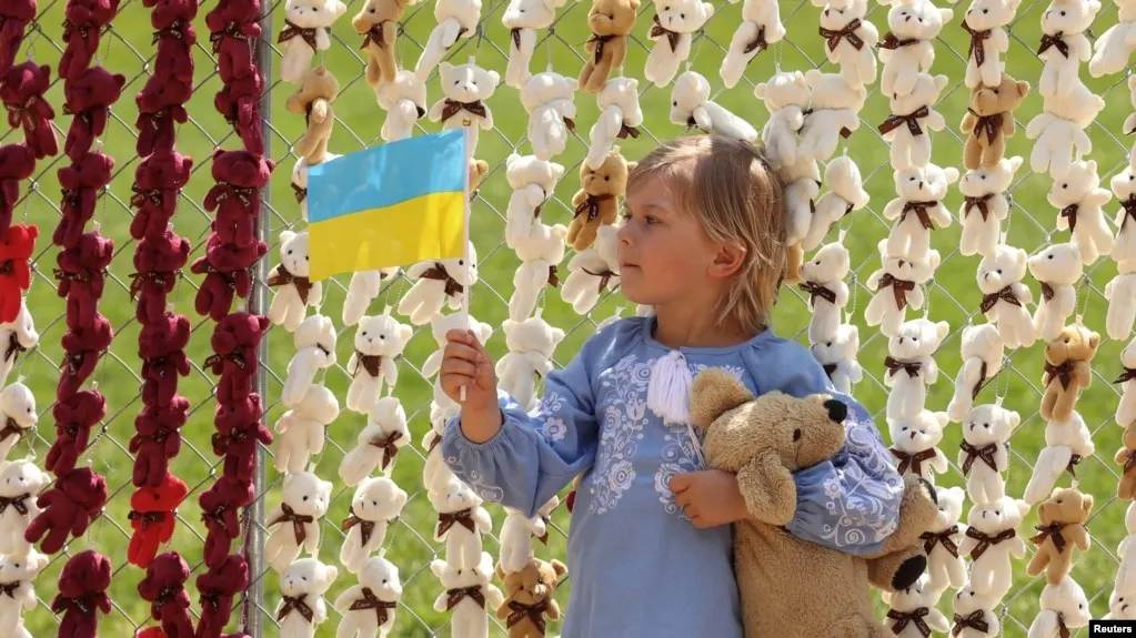 В проекте санкций ЕС называют вывоз и перенаправление украинских детей «серьёзным нарушением международного права» и предлагают ограничения против организаций и лиц, причастных к идеологической обработке и милитаризации несовершеннолетних.