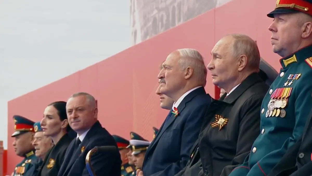 Президент назвал День Победы «священным», связал подвиги прошлого с действиями сегодняшних участников «СВО» и подчеркнул вклад народа в разгром нацизма. На трибуне рядом с ним впервые разместили бойца СВО наравне с ветераном Великой Отечественной войны.