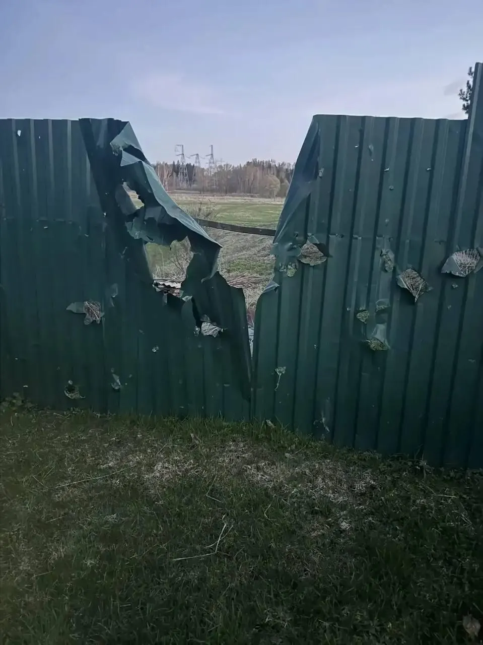 Ночью в Подмосковье при атаке беспилотников погиб 77-летний мужчина. В Московской и Ленинградской областях зафиксированы многочисленные перехваты БПЛА, в Приморске горел морской порт. Минобороны сообщает о более чем 330 сбитых дронах.