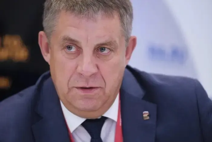Отправленный в отставку глава Брянской области Александр Богомаз может получить вакантный мандат депутата Госдумы. В материале — возможная замена, предыдущий опыт Богомаза в парламенте и контекст отставок в приграничных регионах.