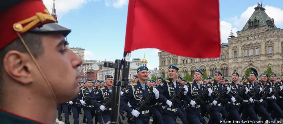 В 2026 году традиционные торжества 9 мая в ряде городов сократили или отменили: техника не выйдет на Красную площадь, а в ряде регионов отменили парады и салюты. Рассказываем причины таких решений и возможные политические последствия.