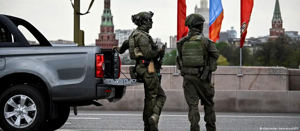 Власти отозвали приглашения зарубежным корреспондентам; парад на Красной площади пройдёт в сокращённом формате без военной техники и многих массовых мероприятий по соображениям безопасности.