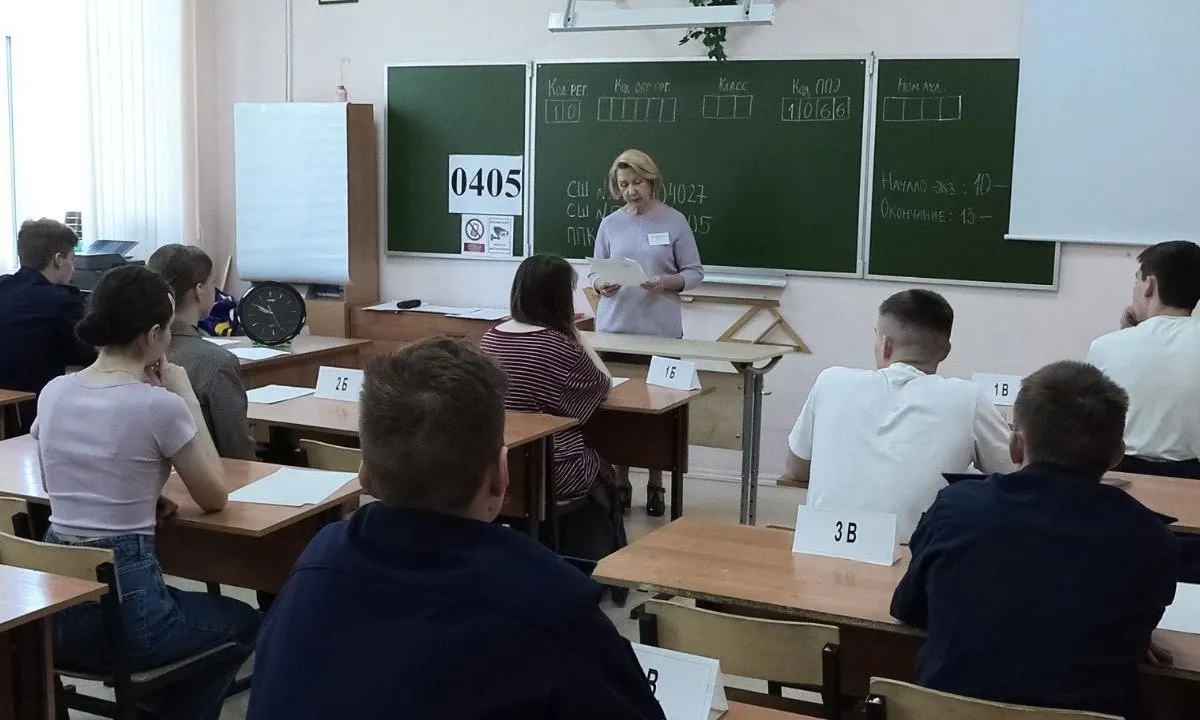 Рособрнадзор рекомендовал исключить физический досмотр участников ЕГЭ: охранники и организаторы не имеют права прикасаться к учащимся или их вещам — при срабатывании металлоискателя просят добровольно показать или сдать предмет.