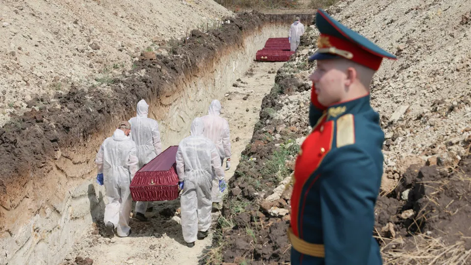 Анализ поимённых списков, реестра наследственных дел и судебной статистики показывает: минимум 352 тыс. российских военнослужащих погибли с начала полномасштабного вторжения до конца 2025 года. В оценку включены как зарегистрированные в ЗАГС, так и признанные погибшими через суд.