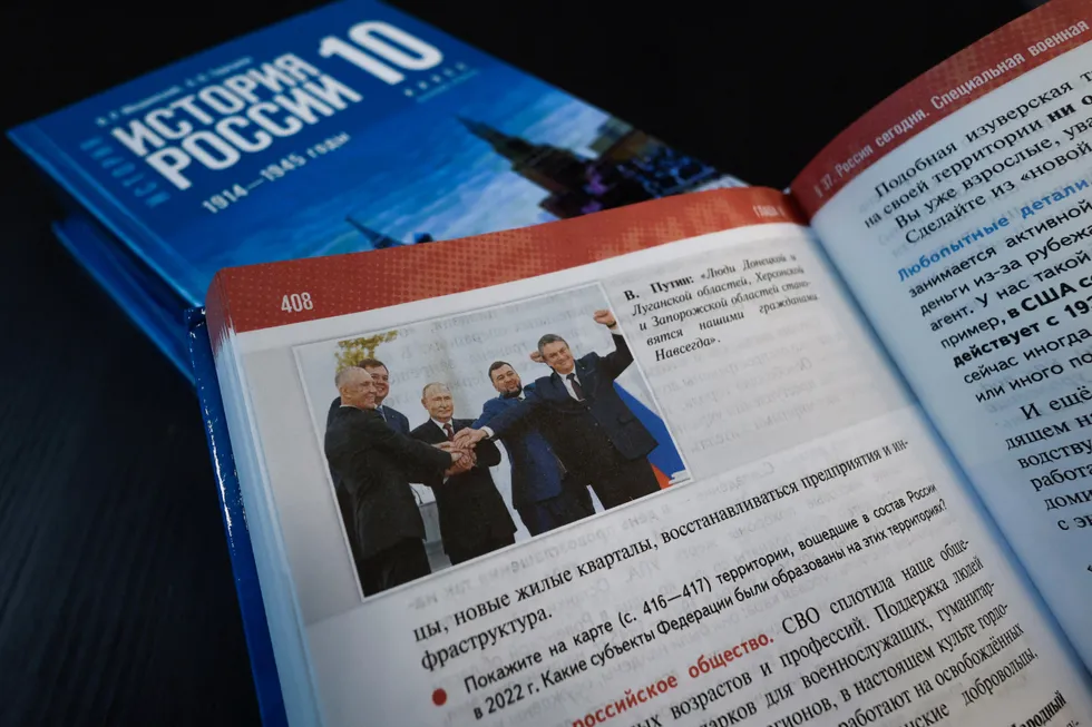 Учебники по истории для средней школы, принятые в 2025 году, содержат системную политизацию материала: современные государственные проекты вплетаются в древние сюжеты, неудобные факты замалчиваются, а сложные события упрощаются ради патриотической интонации.