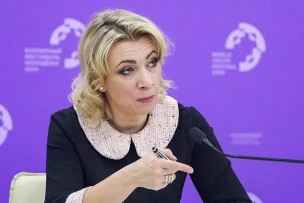 Официальный представитель МИД России заявила, что сотрудники Госдепартамента США уведомляют российских дипломатов о том, что их дети, рождённые в США, автоматически признаны американскими гражданами без согласия семей; Захарова назвала это давлением и дискриминацией.