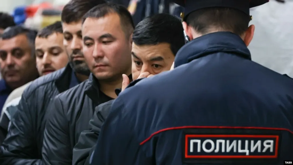 Законопроект предлагает дополнить КоАП нормами, позволяющими административно выдворять иностранцев за участие в несогласованных митингах, «дискредитацию» Вооружённых сил, призывы к санкциям и другие нарушения; перечень оснований может возрасти до 58 пунктов.