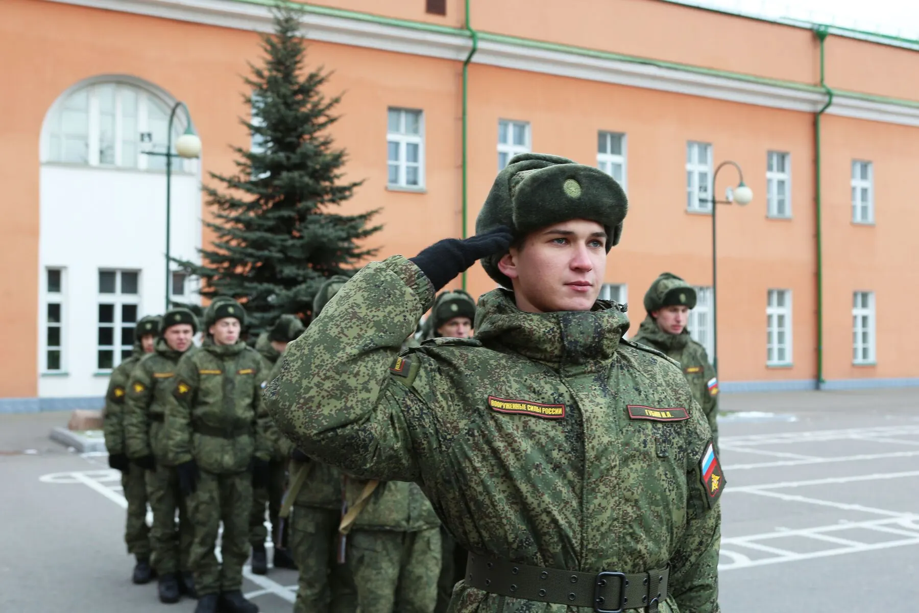 Генпрокуратура предложила новый приказ, который расширяет надзор за воинским учётом: проверки органов власти, работодателей и учебных заведений, контроль за передачей данных, выдачей броней и розыском уклонистов.
