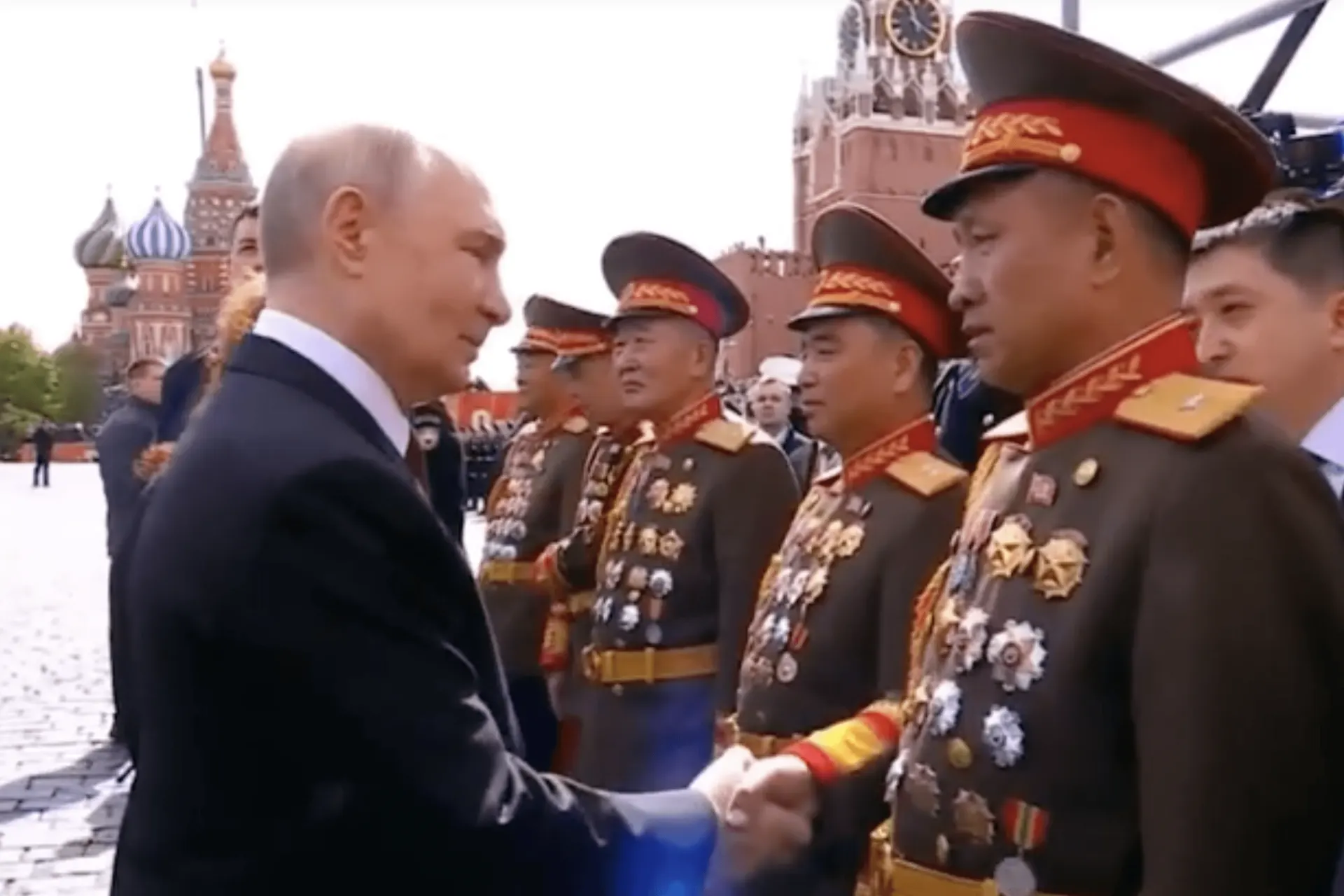 После открытия мемориального музея в Пхеньяне появились фотографии и медали, подтверждающие, что в декабре 2025 года проходила закрытая церемония награждения северокорейских военных, участвовавших в боях в Курской области; событие ранее не афишировалось.