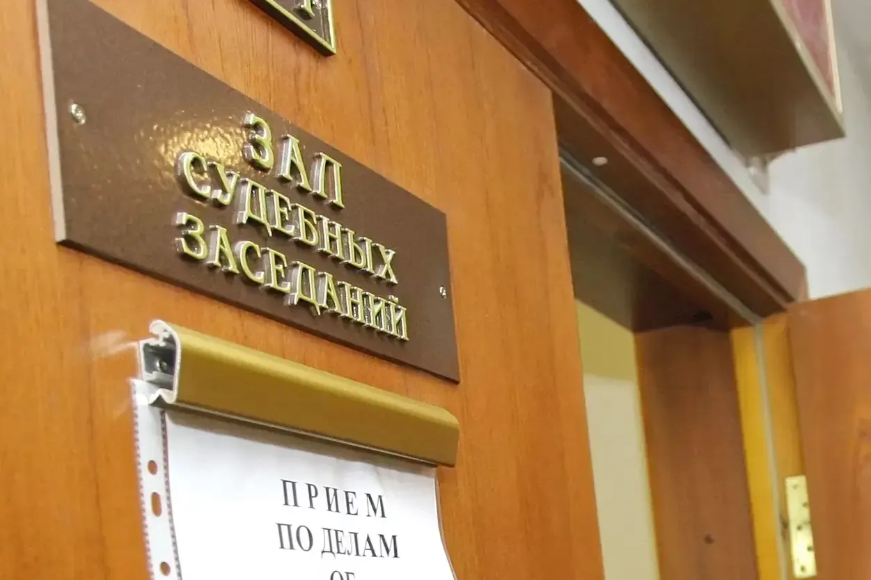 Верховный суд фиксирует сотни приговоров по статьям о госизмене, шпионаже и сотрудничестве с иностранцами; правозащитники говорят, что реальное число ещё выше, а в 2025 году наблюдается новый рекорд осуждений.
