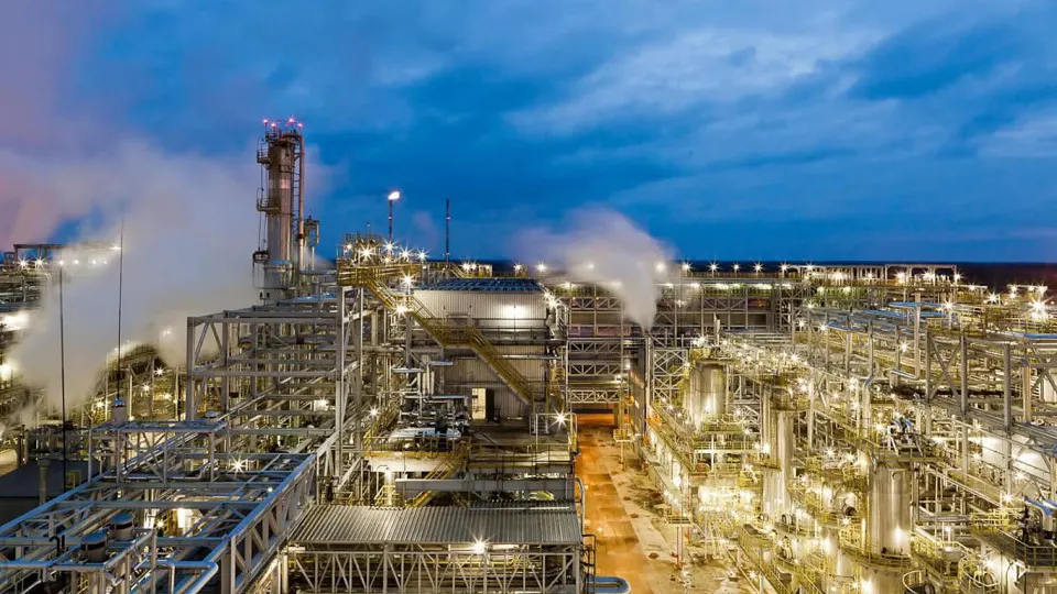 Нефтеперерабатывающий завод «Кинеф» в Ленинградской области после налёта беспилотников 5 мая полностью прекратил переработку и отгрузки: повреждены ключевые установки и резервуары, ремонт займёт долгое время. С начала весны из-за атак дронов в России остановились семь НПЗ.