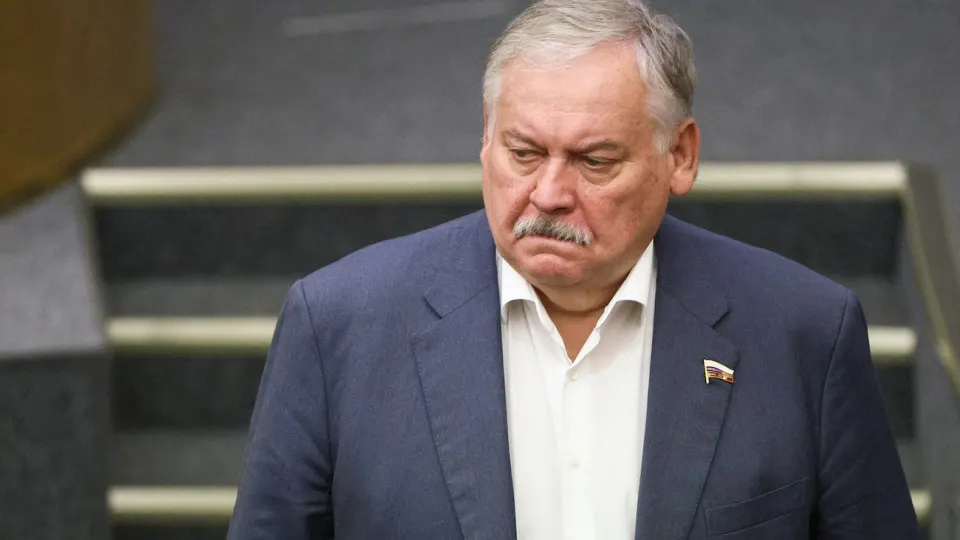 Первый зампред комитета Госдумы Константин Затулин обвинил Латвию и Эстонию в нарушении обещаний при выходе из СССР и в создании статуса «неграждан». Тем временем депутаты рассмотрели законопроект, позволяющий президенту применять войска за рубежом для защиты россиян; аналитики фиксируют подготовку к возможной эскалации.