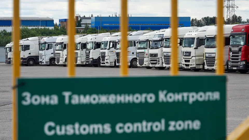 Правительство ввело переходный период для новой схемы подтверждения импорта — обязательные обеспечительные платежи по НДС и акцизам временно не взимаются. Упрощённый порядок ввоза из стран ЕАЭС продлён до 31 августа.