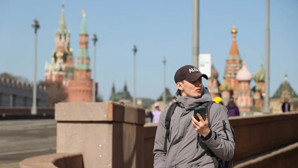 Правительство предлагает обязать операторов регистрировать IMEI устройств и блокировать SIM‑карты на запрещённых телефонах. Ожидаемая дата вступления в силу — 1 марта 2027 года.