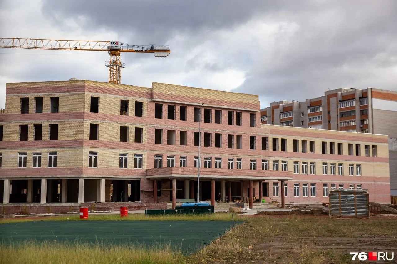 Власти готовы искать финансирование для новой школы в Ленинском районе, но застройщики не предоставили необходимую документацию. Замглавы города Николай Хаблюк отметил, что острой потребности в учреждении пока нет.