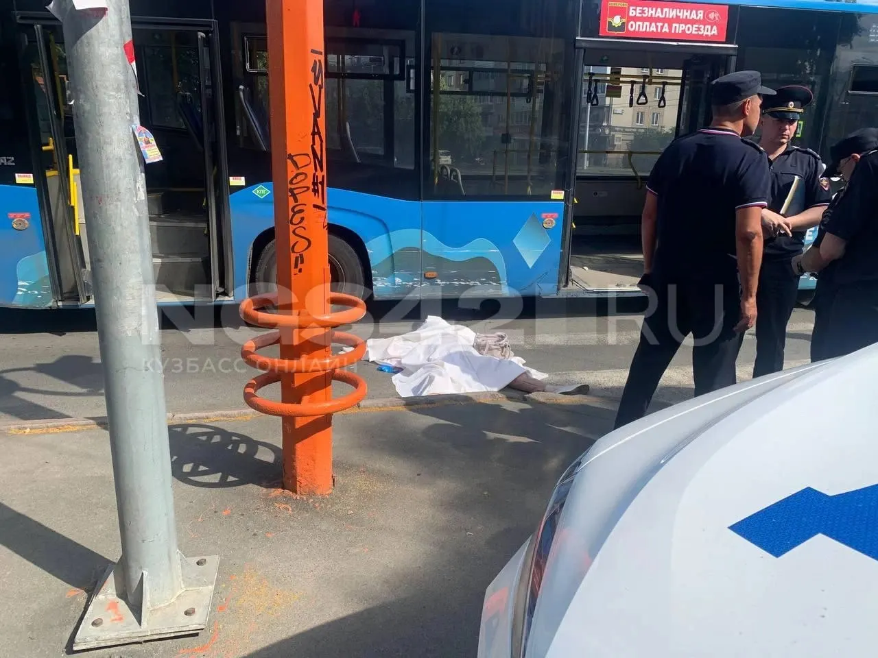 На перекрестке у парка «Ангелов» погибла женщина — очевидцы говорят, что её придавили колёсами автобуса. На месте работают полицейские, обстоятельства выясняют.
