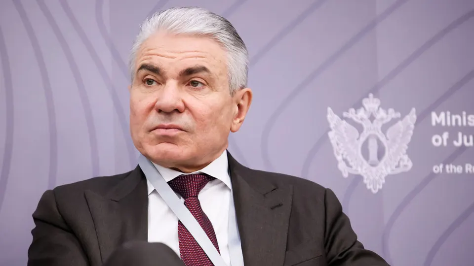 Заместитель министра юстиции выступил за обязательные «фильтры национальной безопасности» в крупных моделях ИИ, ответственность владельцев систем и суровые штрафы. Инициатива проходит на фоне призывов к созданию «суверенных» моделей и критики бизнеса в адрес предложенных ограничений.