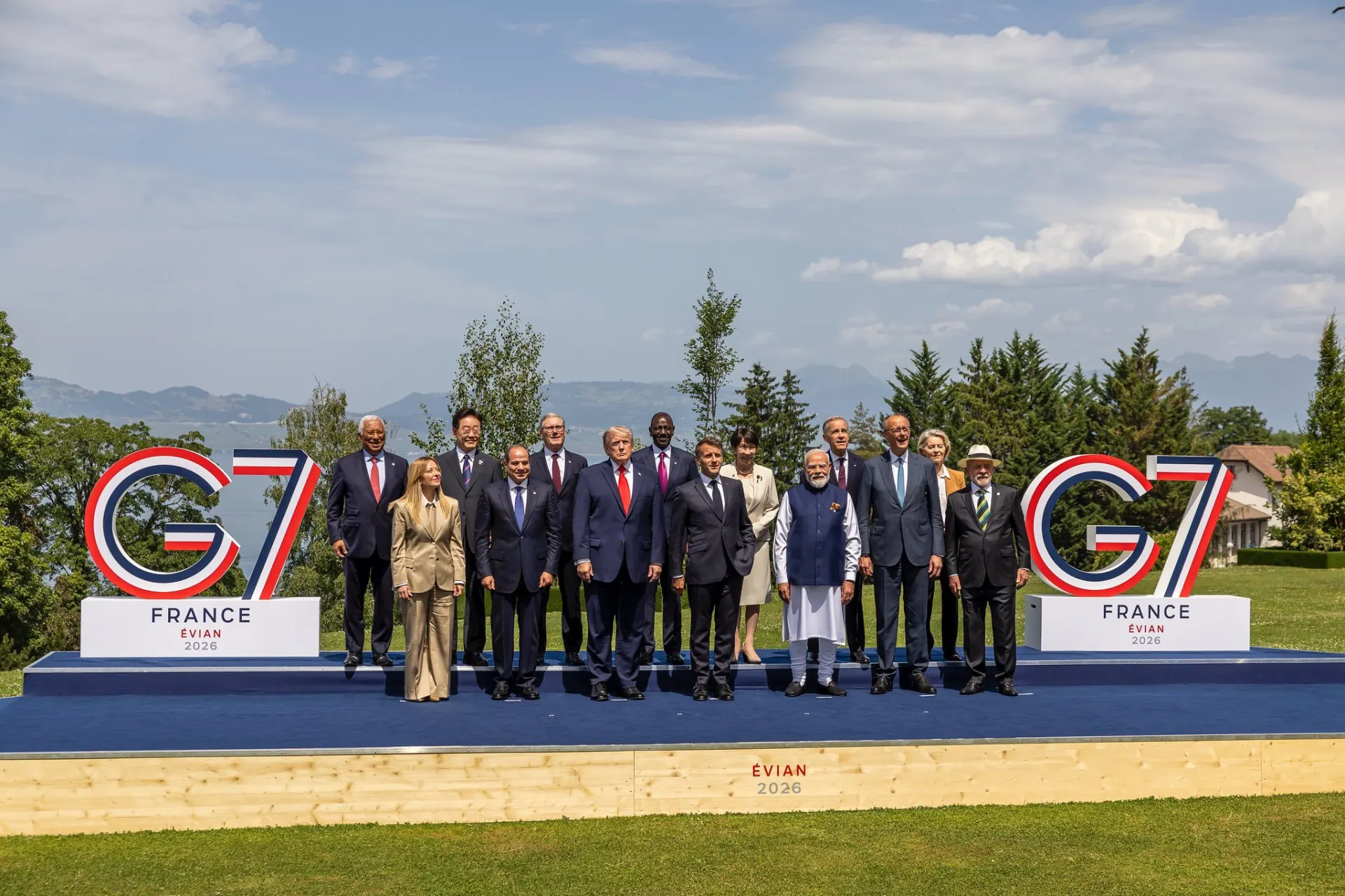 На саммите G7 в Эвиане лидеры стран выступили в поддержку Украины, договорились о наращивании военной и энергетической помощи и заявили о намерении ужесточить санкции против России. Также «семёрка» приветствовала соглашение между США и Ираном и обсудила ситуации в Ближнем и Индо-Тихоокеанском регионах.